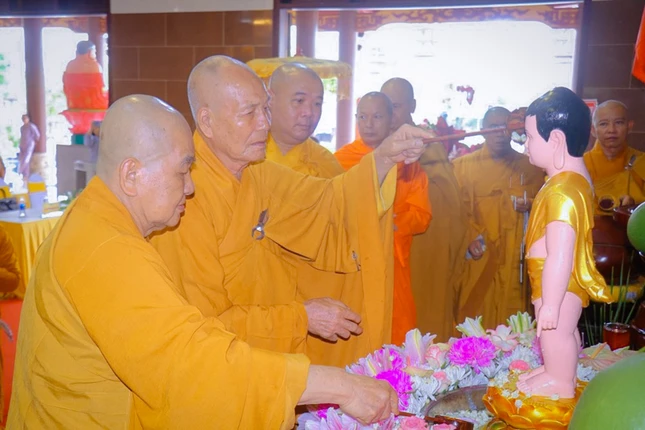 Chư tôn đức thực hiện nghi thức Mộc dục