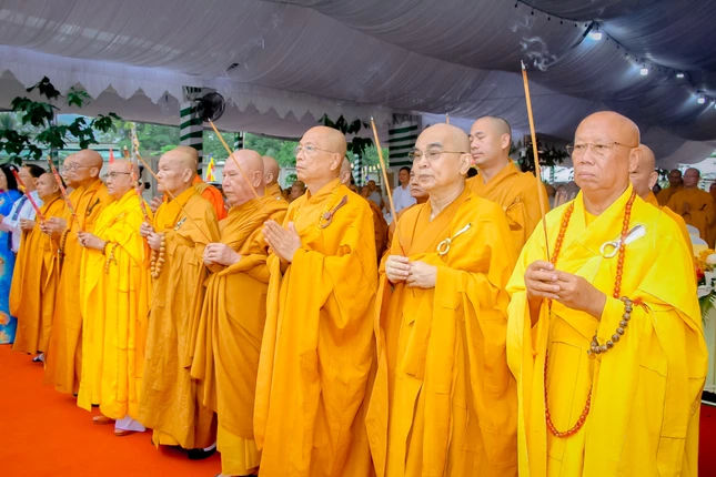 Niêm hương bạch Phật