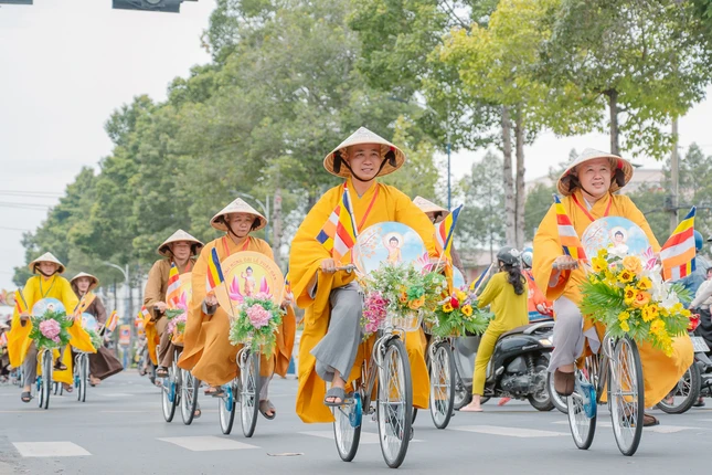 Chư tôn đức diễu hành xe đạp hoa lan tỏa thông điệp Phật đản