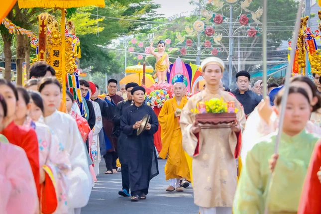 Cung rước tôn tượng Đức Phật sơ sinh từ chùa Phước Thạnh đến chùa Phước Hưng