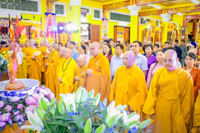 Chư tôn đức và chính quyền tham dự dành phút nhập từ bi quán