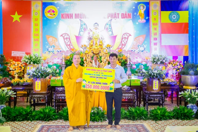 Trao bảng tượng trưng hỗ trợ xây dựng 2 cây cầu nông thôn đến đại diện chính quyền địa phương