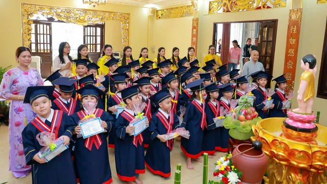 Các em học sinh Trường Mầm non Kiều Đàm được hướng dẫn lễ Phật nhân mùa Phật đản