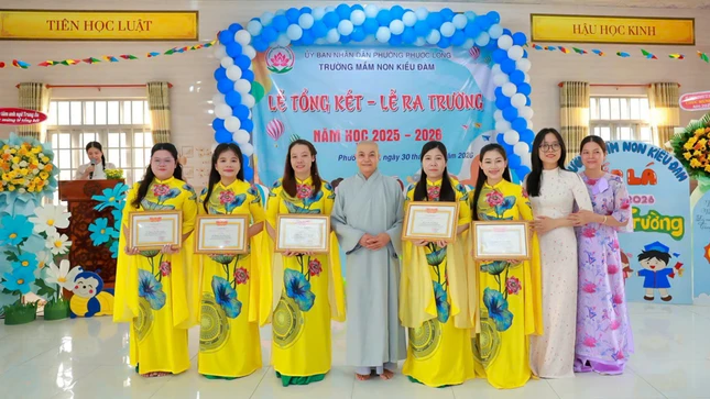 Ni sư Thích nữ Huệ Đạo, Hiệu trưởng nhà trường trao Giấy khen đến các giáo viên, nhân viên có thành tích tiêu biểu trong công tác