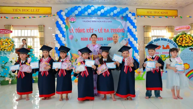 Khen thưởng các em đạt danh hiệu "Bé khỏe - Bé ngoan" xuất sắc