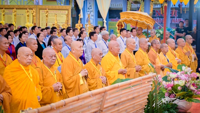 Niệm Phật cầu gia bị, chào Quốc kỳ, Đạo kỳ