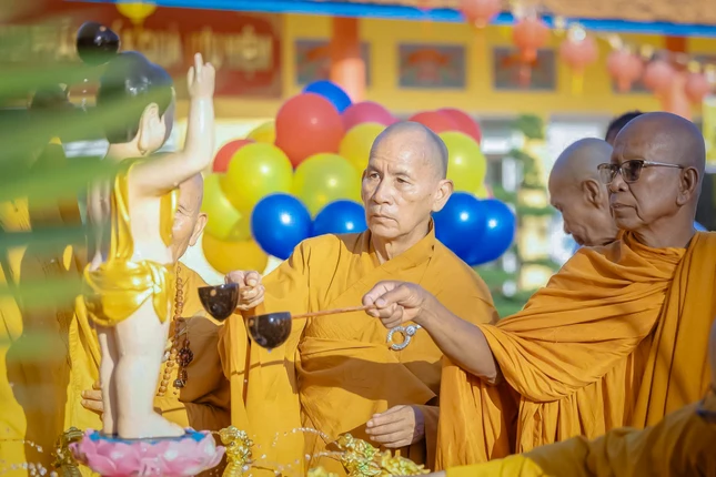 Hòa thượng Thích Thiện Thống, Phó Chủ tịch Hội đồng Trị sự, Trưởng ban Trị sự GHPGVN tỉnh An Giang cùng chư tôn đức cử hành nghi thưc Tắm Phật theo truyền thống