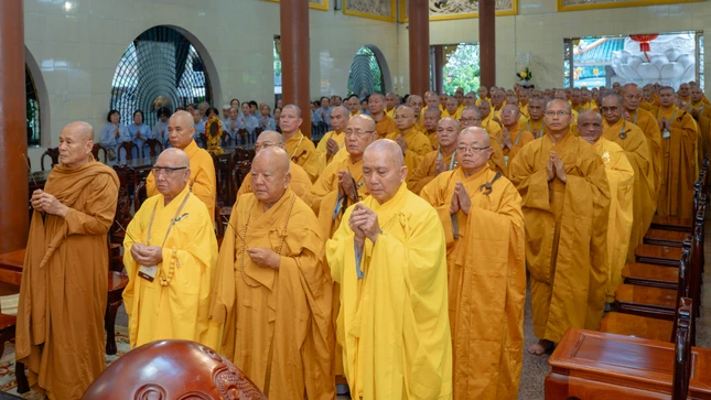 Chư Tăng niêm hương lễ Tổ trước khi thực hiện nghi thức tác pháp an cư
