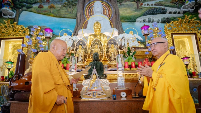 Hòa thượng Chủ hương và Thiền chủ đối thú tác pháp an cư