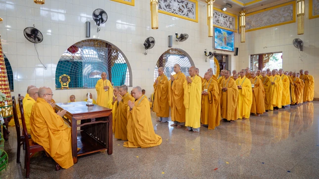 Chư Tăng hành giả tuần tự tác pháp thọ an cư