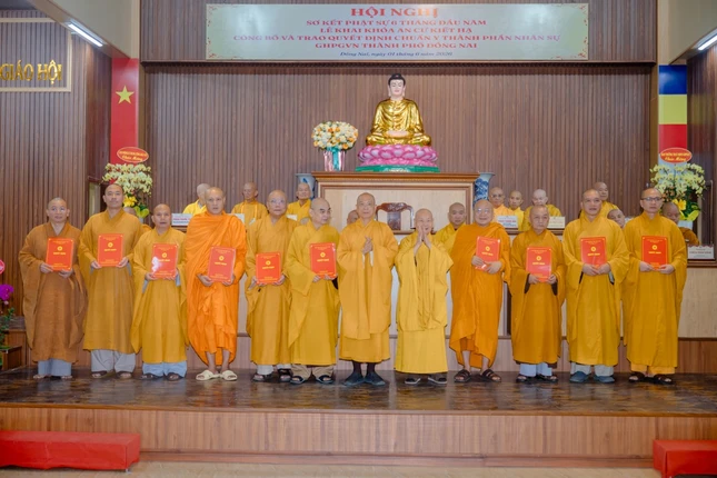 Trưởng lão Hòa thượng Thích Thiện Nhơn, Thượng tọa Thích Huệ Khai trao quyết định nhân sự đến chư tôn đức Phó ban Trị sự và Ban Thư ký