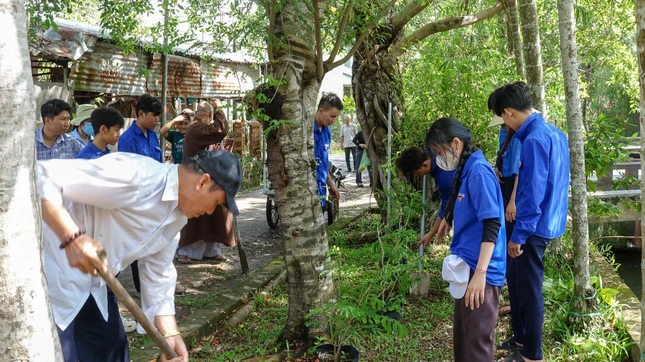 Lực lượng công an, đội dân phòng và đông đảo thanh niên tình nguyện cùng tham gia hưởng ứng trồng cây