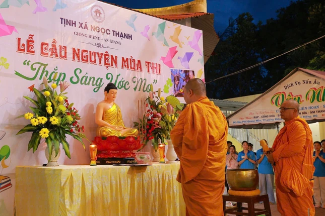 Chư Tăng hướng dẫn các em học sinh thực hiện nghi thức cầu nguyện