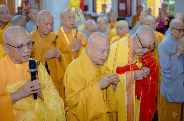 Chư tôn giáo phẩm dâng hương tưởng niệm Chư tôn giáo phẩm dâng hương tưởng niệm