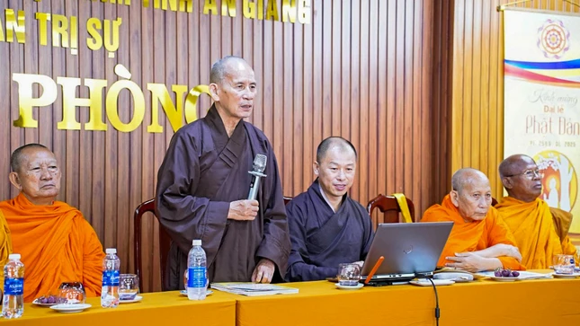Hòa thượng Thích Thiện Thống chủ trì phiên họp