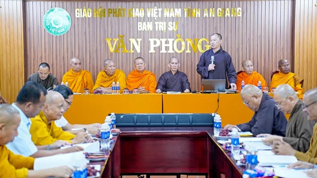 Thượng tọa Thích Minh Nhẫn báo cáo công tác chuẩn bị tổ chức đại hội