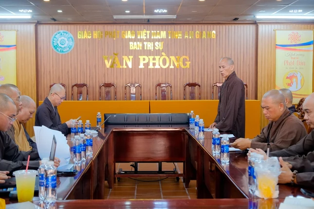 Chư tôn đức Ban Thường trực Ban Trị sự họp tại chùa Tam bảo