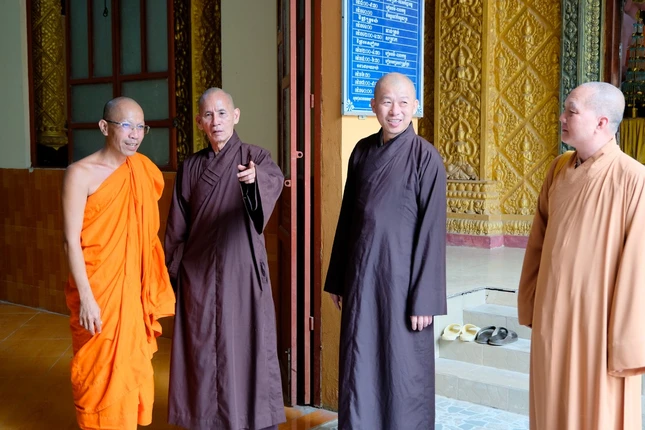 Chư tôn đức Ban Trị sự khảo sát khu vực đón tiếp đại biểu Phật giáo Nam tông Khmer tại chùa Thôn Dôn