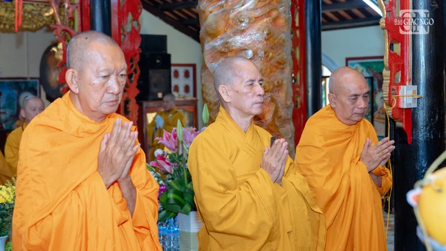 Đảnh lễ Tam bảo tại chùa Sắc tứ Tam Bảo - Văn phòng Ban Trị sự GHPGVN tỉnh An Giang (phường Rạch Giá)
