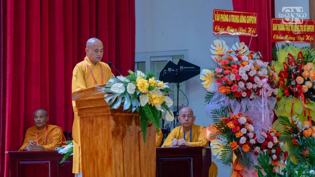 Thượng tọa Thích Bửu Ngọc báo cáo số lượng đại biểu tham dự và kiểm tra tư cách đại biểu