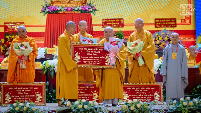 Tặng khánh vàng tri ân chư tôn đức không tiếp tục tham gia Ban Trị sự GHPGVN tỉnh An Giang nhiệm kỳ mới