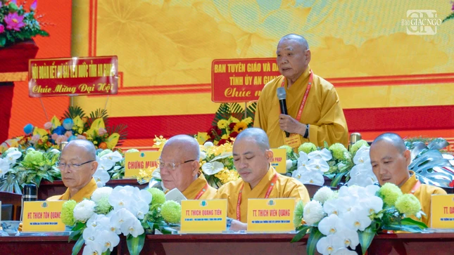 Trưởng lão Hòa thượng Thích Thiện Pháp lấy ý kiến biểu quyết thông qua danh sách tân Ban Trị sự GHPGVN tỉnh An Giang lần thứ I, nhiệm kỳ 2026-2031