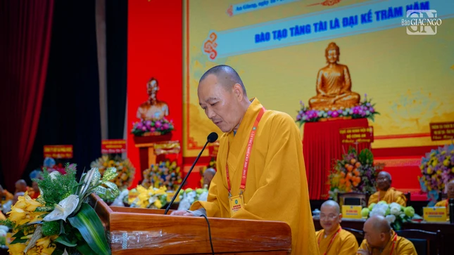 Thượng tọa Thích Viên Quang trình bày tham luận "Đào tạo Tăng tài là đại kế trăm năm"