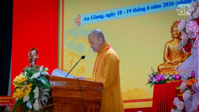 Thượng tọa Thích Minh Nhẫn trình bày tham luận "Đổi mới công tác Tăng sự - Xây dựng Tăng đoàn kỷ cương, đoàn kết, nâng cao hiệu lực, hiệu quả phụng sự Tăng Ni trong thời đại số"