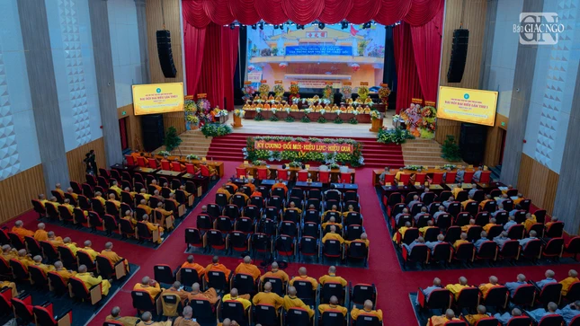 Quang cảnh đại biểu xem video clip báo cáo dấu ấn thành tựu Phật sự của tỉnh An Giang