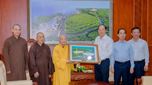 Lưu niệm tại trụ sở UBND tỉnh Cà Mau