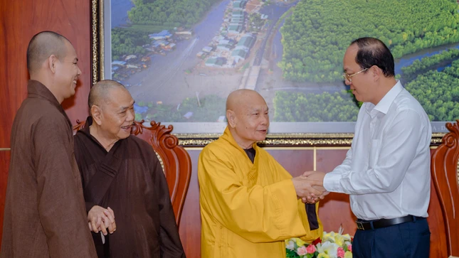 Bí thư Tỉnh ủy Nguyễn Hồ Hải tiếp thân mật Trưởng lão Hòa thượng Thích Thiện Nhơn
