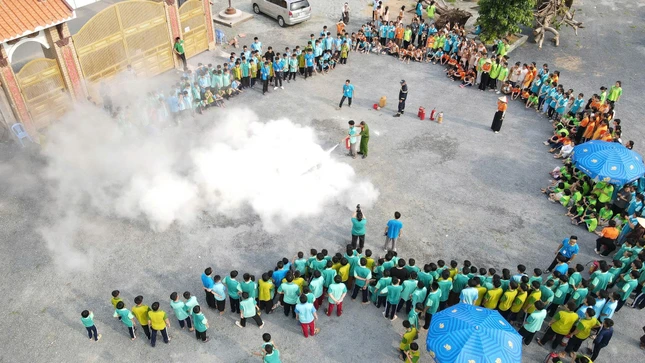 Các khóa sinh tham gia thực hành kỹ năng phòng cháy chữa cháy Các khóa sinh tham gia thực hành kỹ năng phòng cháy chữa cháy