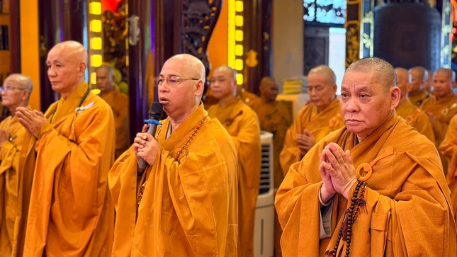 Thượng tọa Thích Minh Nhựt dẫn lễ thực hiện các nghi thức Bố-tát
