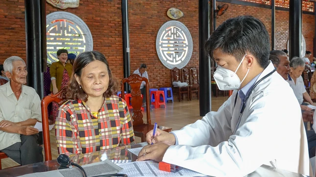Bà con khám sức khỏe tổng quát và được cấp phát thuốc miễn phí