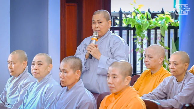 Ni sư Thích nữ Nguyên Xuân, trụ trì chùa Vạn Phước phát biểu, chia sẻ tại buổi sinh hoạt