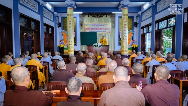 Chư Tăng Ni hành giả an cư thuộc 2 trường hạ Liên Trì và Vạn Phước tham dự buổi sinh hoạt