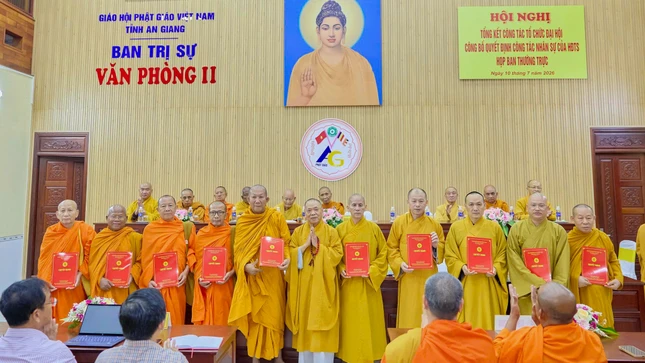 Trưởng lão Hòa thượng Thích Thiện Pháp trao quyết định nhân sự đến chư tôn đức Phó ban Trị sự GHPGVN tỉnh An Giang