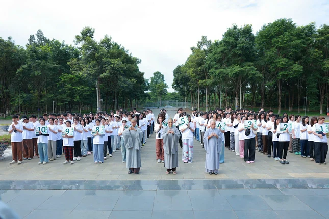 Chư Ni và các bạn trẻ tham dự khóa tu thắp hương tưởng niệm chư vị anh hùng liệt sĩ tại Khu di tích Tà Thiết