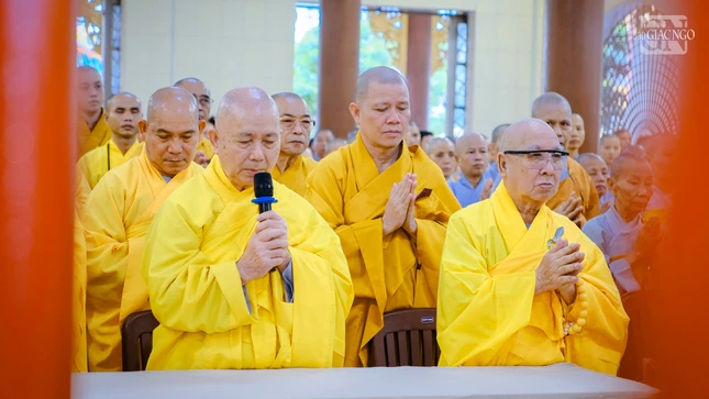 Hòa thượng Thích Hoằng Tri dâng lời tri ân Trưởng lão Hòa thượng Thích Thiện Nhơn