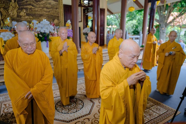 Nhất tâm cầu nguyện - Ảnh: Đăng Huy