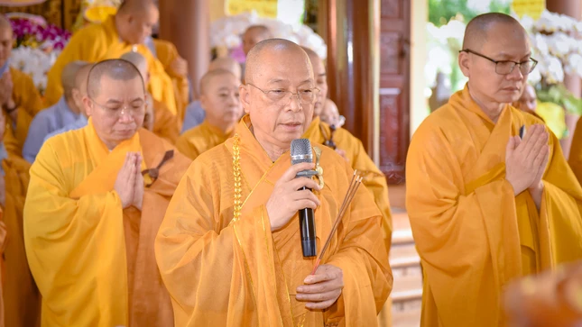 Thượng tọa Thích Huệ Khai, Ủy viên Thường trực Hội đồng Trị sự, Trưởng ban Trị sự GHPGVN tỉnh Đồng Nai xướng lễ cầu nguyện - Ảnh: BTC Lễ tang