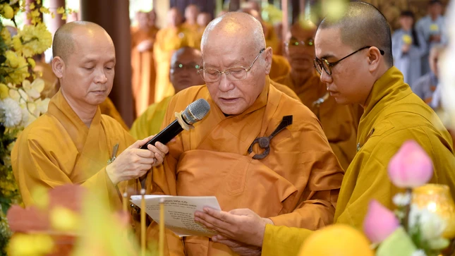 Trưởng lão Hòa thượng Thích Nhật Quang chủ trì nghi thức cung tống kim quan