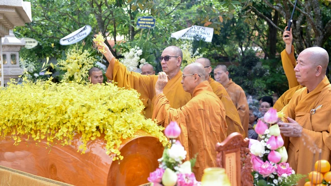 Tiễn biệt vị pháp lữ trong đạo tình Linh Sơn cốt nhục