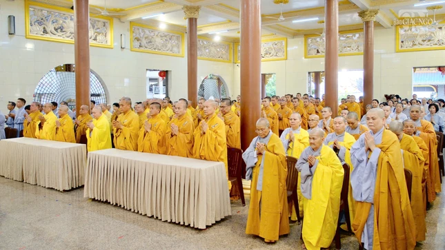 Đại chúng đạo tràng Vạn Đức đảnh lễ, tri ân Trưởng lão Hòa thượng Thích Nhật Quang