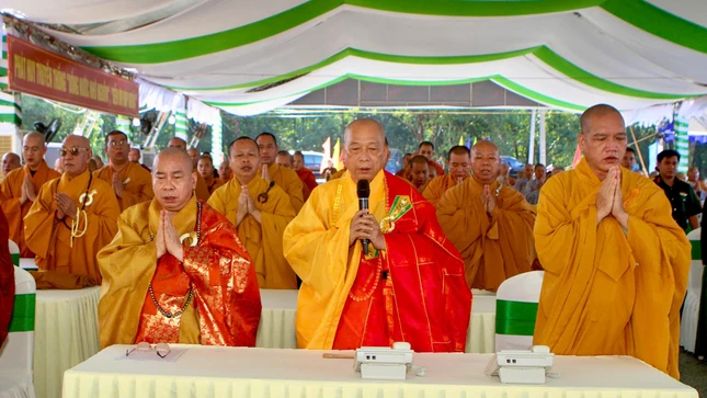 Chư tôn đức thực hiện khóa lễ tâm linh theo truyền thống Phật giáo Chư tôn đức thực hiện khóa lễ tâm linh theo truyền thống Phật giáo