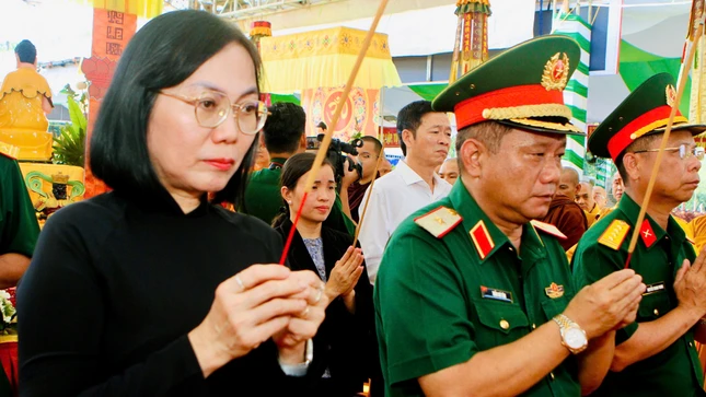 Dâng hương tưởng niệm các anh hùng liệt sĩ Dâng hương tưởng niệm các anh hùng liệt sĩ