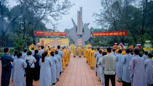 Chư Tăng và Phật tử dâng hương tại Nghĩa trang Liệt sĩ Long Thành nhân kỷ niệm 79 năm ngày Thương binh - Liệt sĩ 27-7