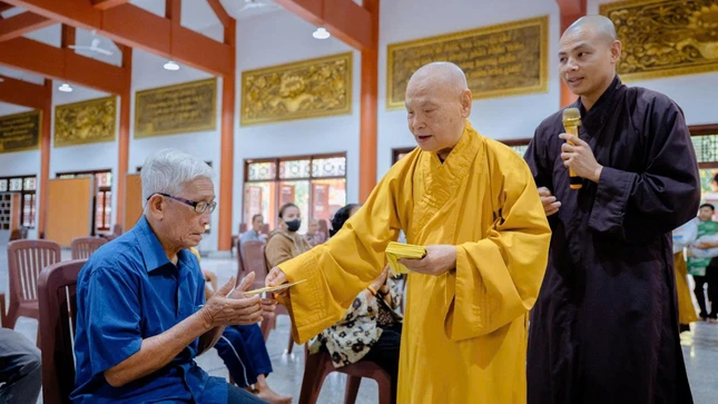 Trưởng lão Hòa thượng Chủ tịch Hội đồng Trị sự trao quà tri ân đến các thân nhân gia đình liệt sĩ
