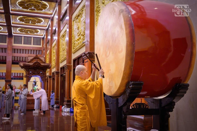 Chuông, trống vang lên, đại chúng tưởng niệm tri ân các anh hùng liệt sĩ đã hy sinh xương máu vì nền độc lập của dân tộc, thống nhất đất nước Chuông, trống vang lên, đại chúng tưởng niệm tri ân các anh hùng liệt sĩ đã hy sinh xương máu vì nền độc lập của dân tộc, thống nhất đất nước