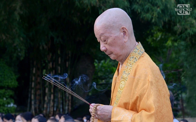 Đại lão Hòa thượng phương trượng chùa Huê Nghiêm thành kính niêm hương